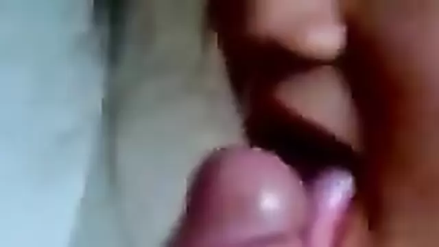 Özbek genç kız, sevgilisine yumuşak bir oral sürprizi yapıyor.