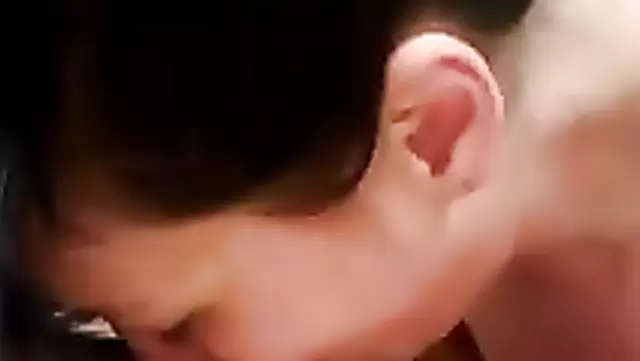 Bir kadın, Özbek adamın aletini emiyor.