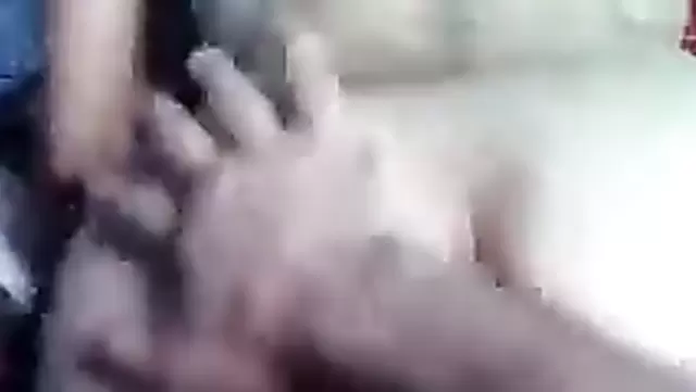 Bir adam, dolgun göğüslü Özbek kadını delik deşik ediyor.
