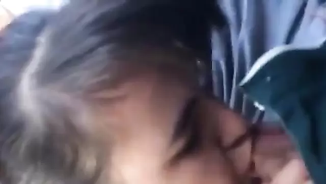 Özbek oğlan, kız arkadaşından güzel bir oral alıyor.