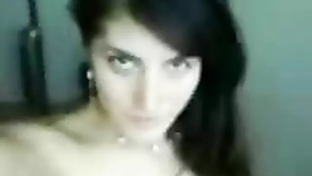 Özbek genç kızın ateşli solo seansı