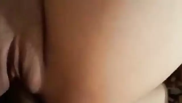 Sıkı amcığı olan Özbek genç, kocaman bir aletin tadını çıkarıyor.