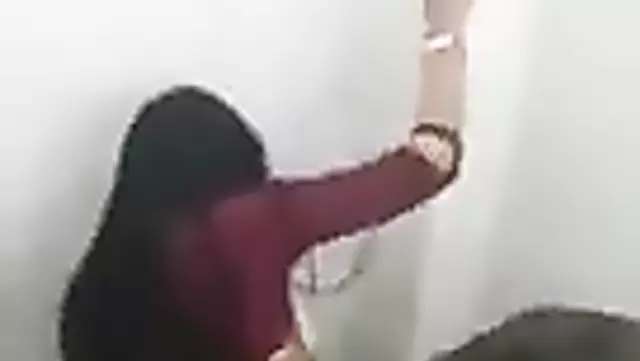 Özbek üniversiteli kız, ateşli bir oral çekiyor.