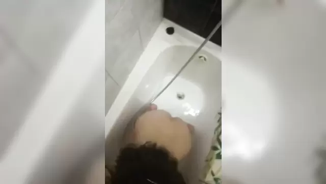 Özbek kadın, adamı ağız yoluyla mutlu ediyor.