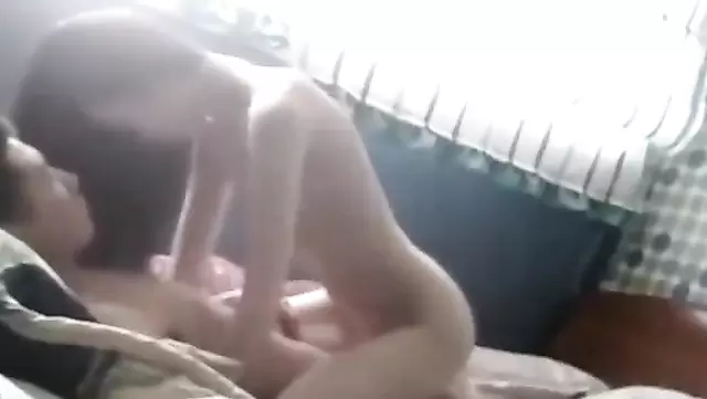İncecik Özbek kadın sabah sevgilisiyle sikişiyor.