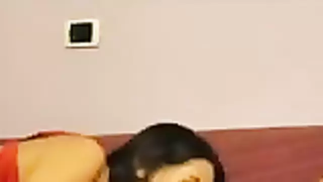 Özbek karı, uyuyan kocasına ağızla zevk veriyor.