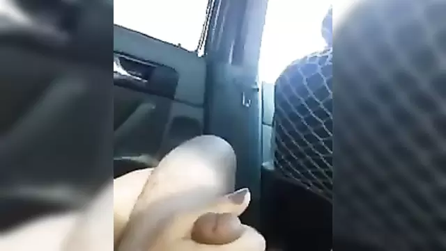 Kız arkadaş arabada kız arkadaşına el işi çekiyor.
