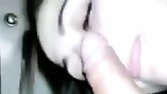 الجمال مصت زب الزلمة الأوزبكي بشراهة.