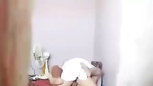 Olgun Özbek kadın, kocasıyla yere boşalıyor.