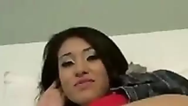 Baş döndüren Özbek kadın, yabancı bir adamın kocasını arzuluyor.