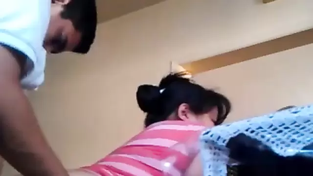 Özbek, arkadaşının karısını koca götüyle sikişiyor.