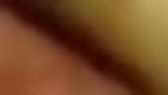 Özbek adam ateşli sevgilisiyle video çekiyor.