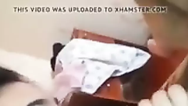 Güzel Özbek kız kocasına ağızla zevk veriyor.