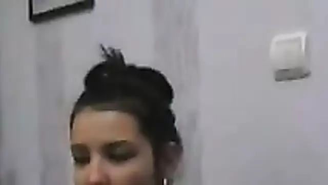 Adam, Özbek kızın götünü kırıp göstermek istedi.